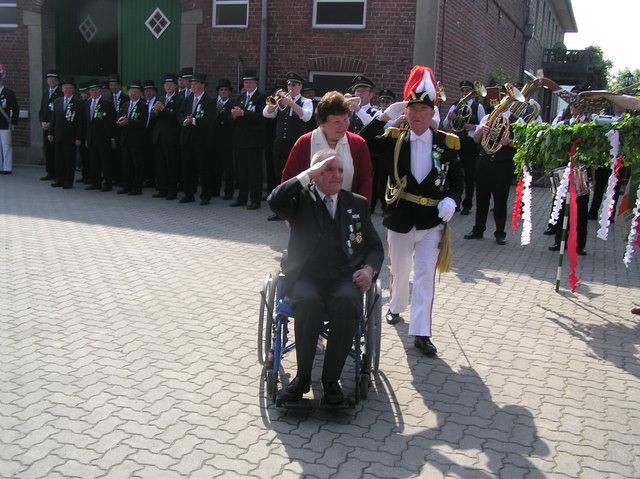 Karte 091.jpg - Eine besondere Ehre wurde "Ehrenoberst" Bernhard Schlüter zuteil.